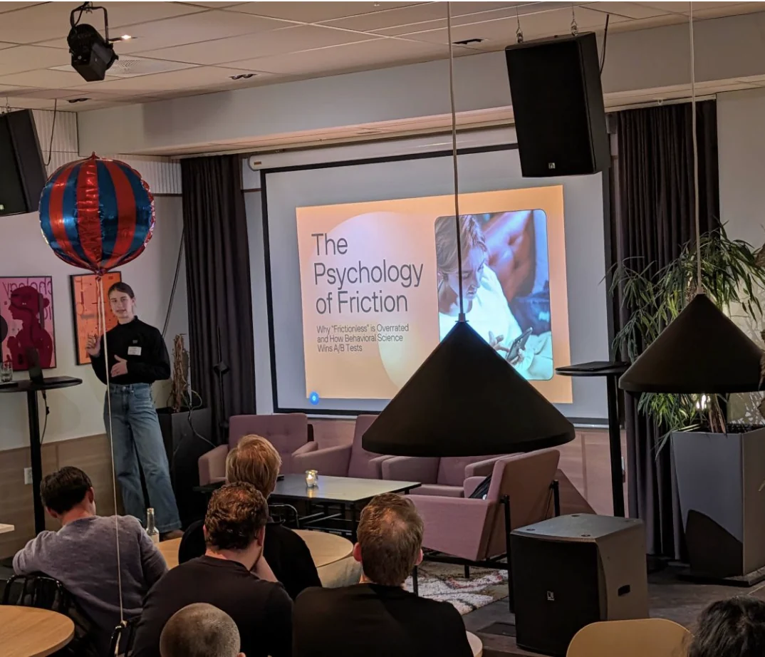 Christina Samios presenting The Psychology of Friction at Experiment Live Meetup Oslo